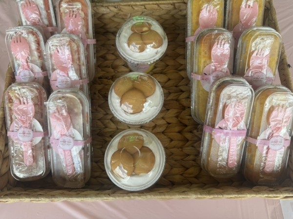 Banana pudding cups and boxed cake slices in a basket